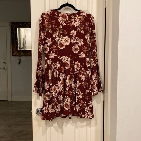 Bell-Bottom sleeve, Red- Floral Mini Dress, with Key-Hole neckline - Picture 8 of 9